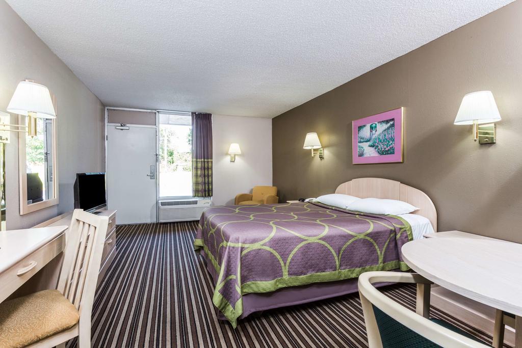 Super 8 By Wyndham Commerce